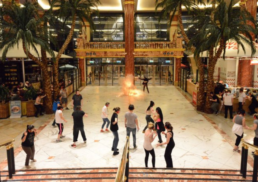 Тийнейджър пострада след инцидент в мол