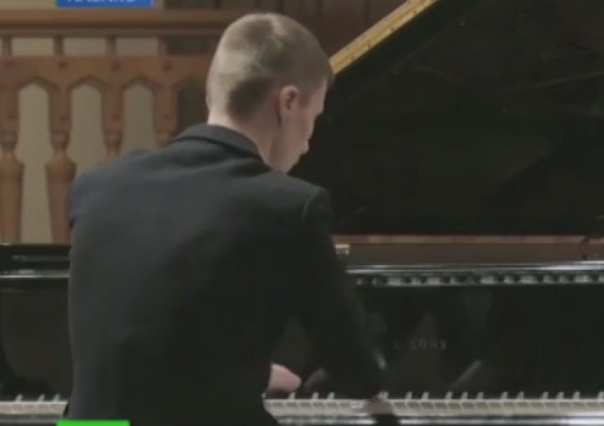 Уникално! Момче без ръце свири на пиано! (ВИДЕО)