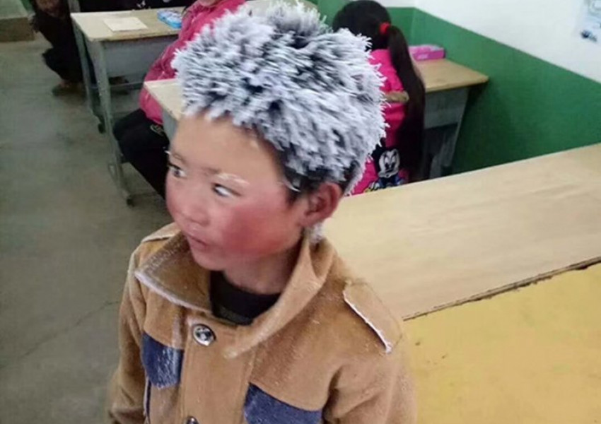 Ужасен студ! Косата на момче замръзна по път за училище!