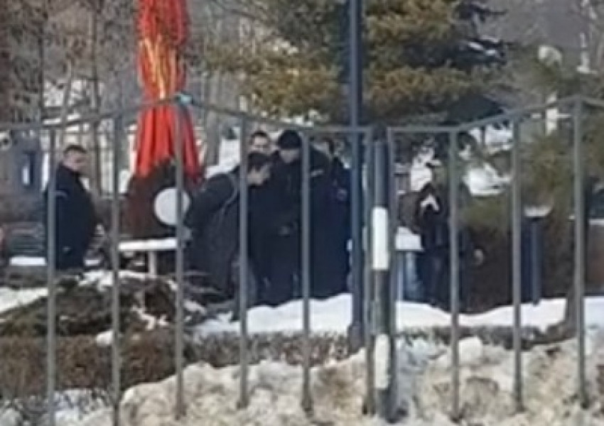 Мъже в униформа млатят момче до НДК