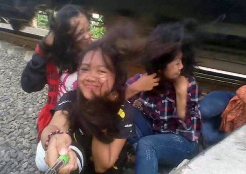 Момиче бе блъснато от влак при опит за селфи