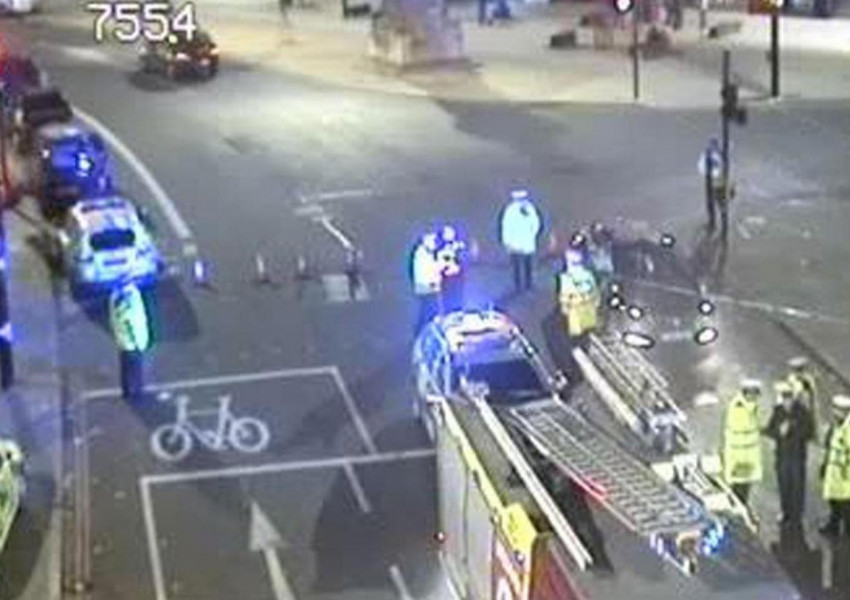 Мъж загина, блъснат от автобус пред метростанция в Лондон