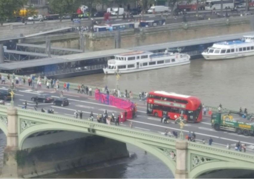 Активисти затвориха "Уестминстърския мост" (СНИМКИ)