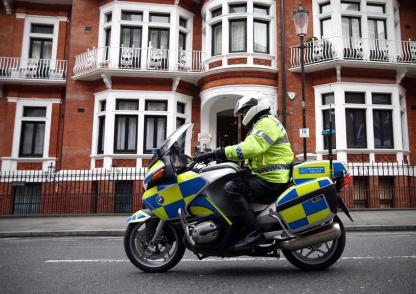 Полицай блъсна мъж и дете в Лондон