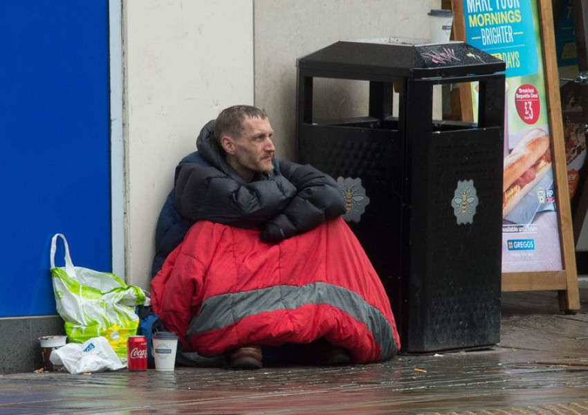 Бездомникът, помогнал на десетки след атентата, отново е бездомен