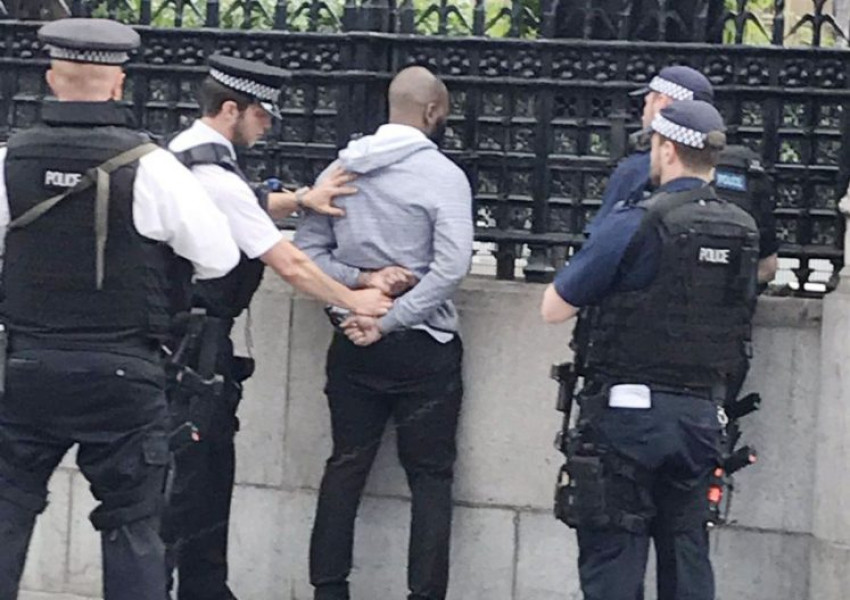 Задържаха мъж с нож до парламента!