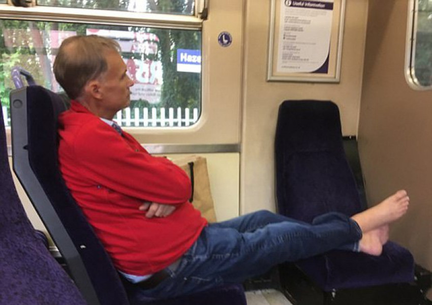Редно ли е да качваш краката си на седалката във влака?