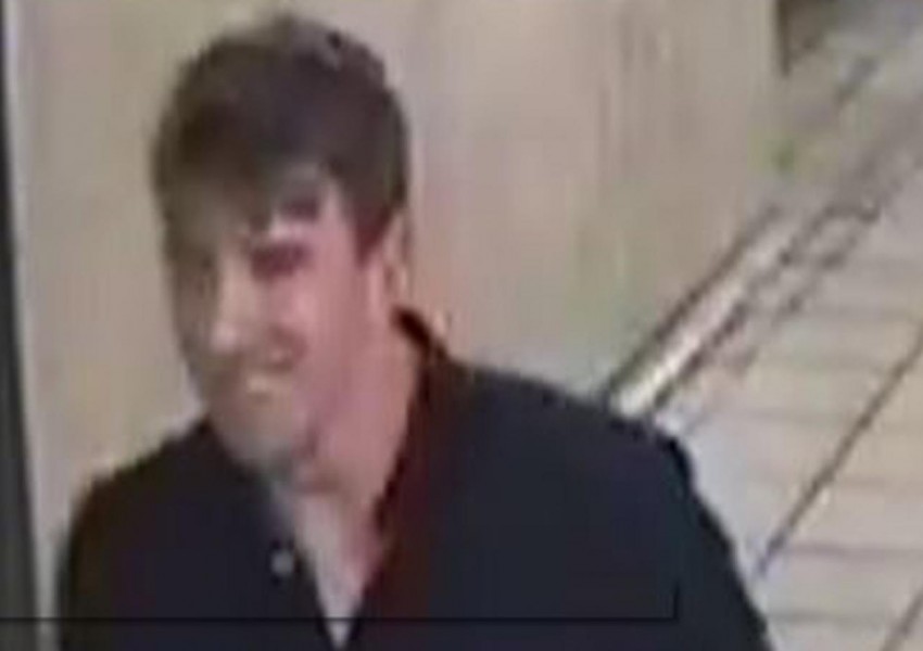 Мъж уринира на Пикадили и захапа служител на метрото