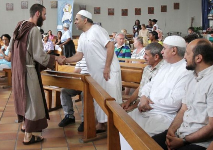 Мюсюлмани посетиха католически литургии във Франция