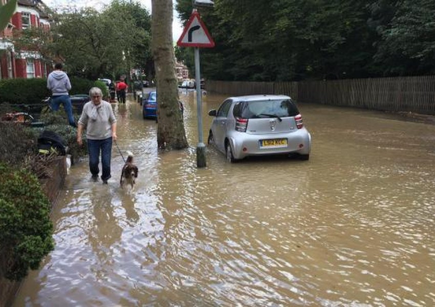 Наводнение в Северен Лондон заради спукана тръба