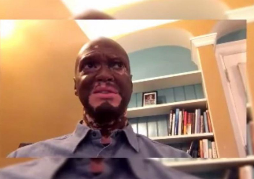 Той боядисва кожата си 25 години, за да запази работата си