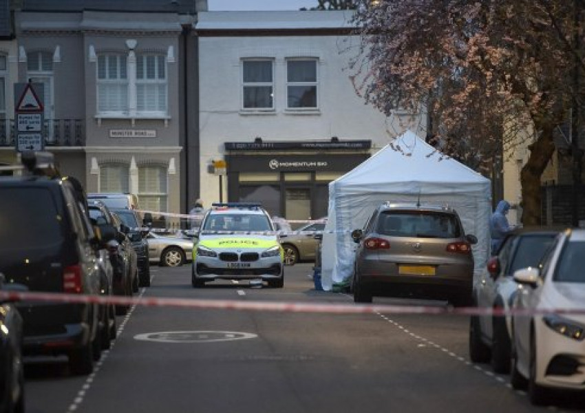 Мъж е бил наръган до смърт на улица в западен Лондон