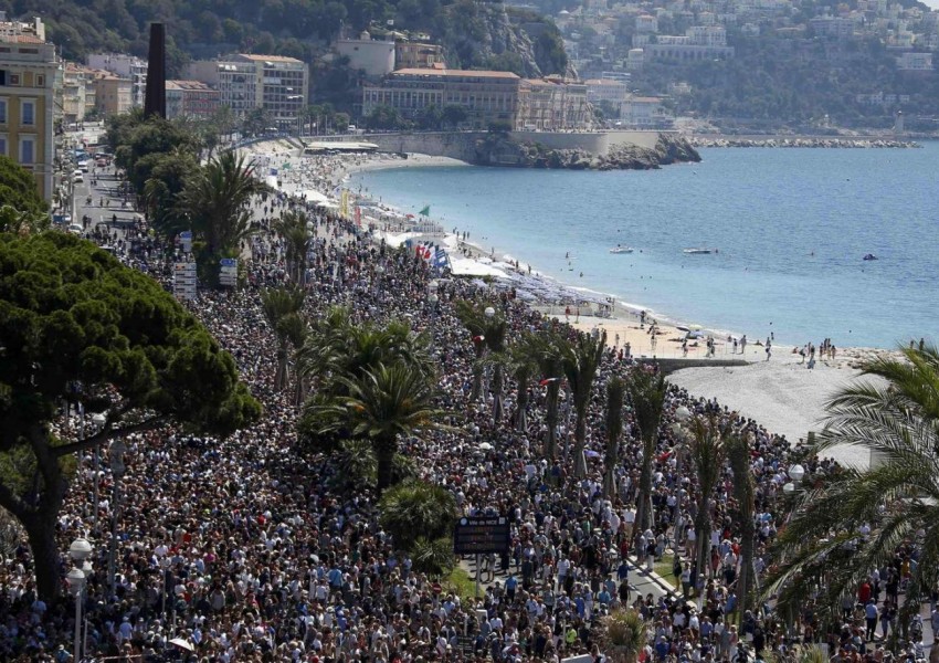 Десетки хиляди хора почетоха жертвите на атентата в Ница