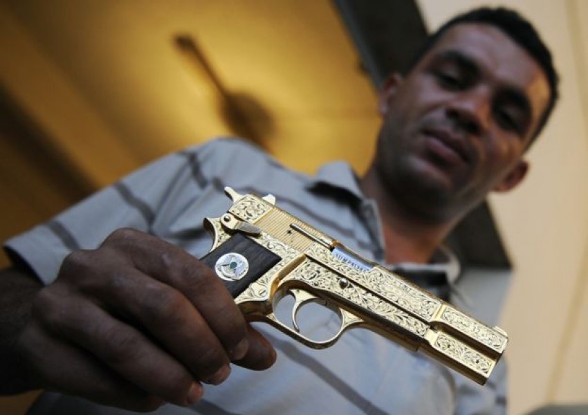 Журналист от Би Би Си откри златния пистолет на Кадафи