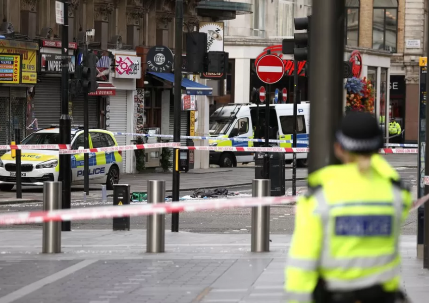 Двама лондонски полицаи са били намушкани с нож тази сутрин в центъра на британската столица