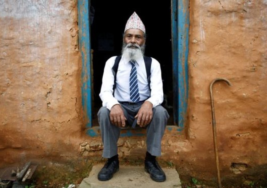 Мъж на 63 стана най-възрастният ученик в Непал!
