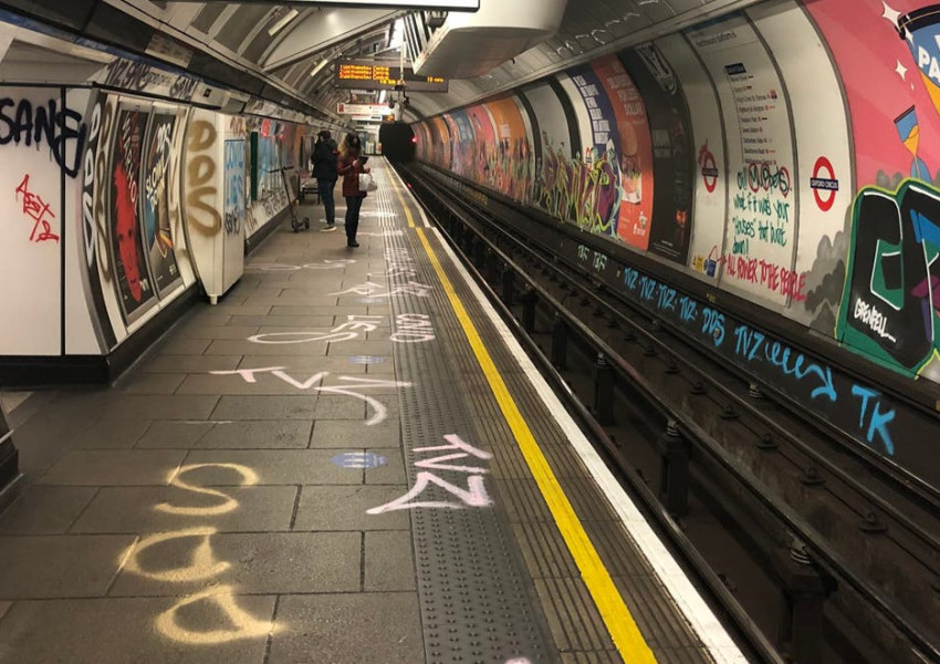 Станция на метрото в Лондон осъмна, цялата нашарена с графити.