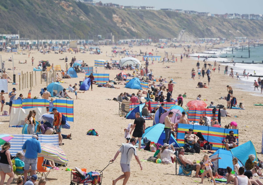 Във Великобритания днес ще бъде най-топлият ден за годината. Плажовете и парковете са пълни (СНИМКИ) 