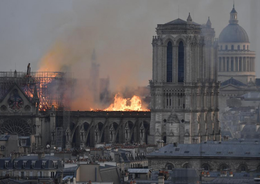 Работниците по ремонта на "Нотр Дам" пушели в Катедралата