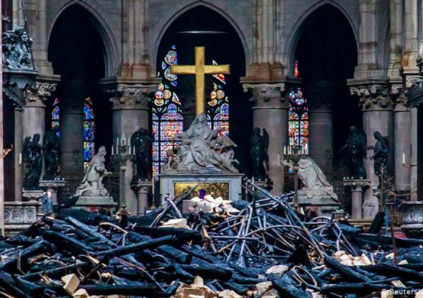 Румънци продават "пепел" от Нотр Дам в интернет