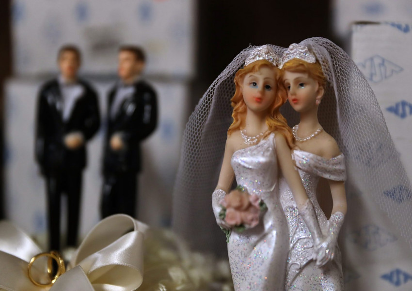 Дейли Мейл: България дискриминира дете на еднополови родители, не признава и брака им!