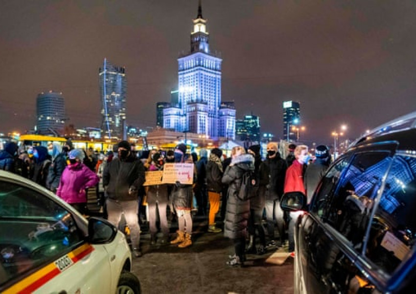 Полша: масови протести и размирици срещу забраната на абортите в страната! 