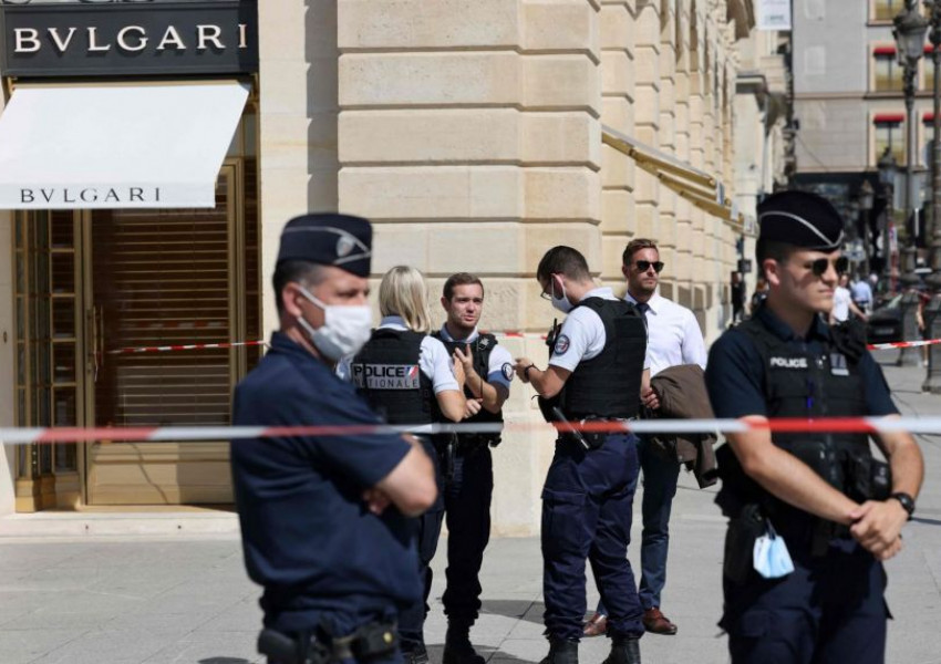Обир на бижутериен магазин в Париж доведе до истински екшън с преследване и стрелба по улиците на френската столица!