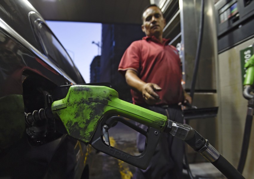 Вдигат цената на бензина във Венецуела с 1300%