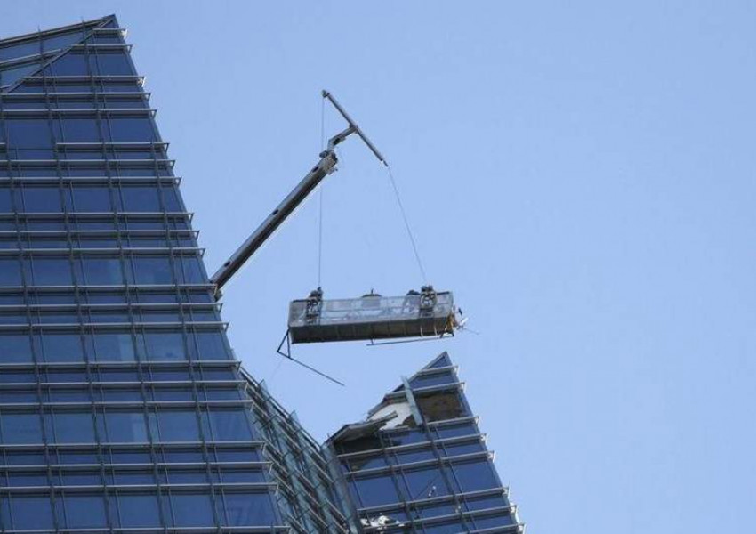 Ужасяващият момент, в който миячи на прозорци се спасяват по чудо от падане от небостъргач (ВИДЕО)