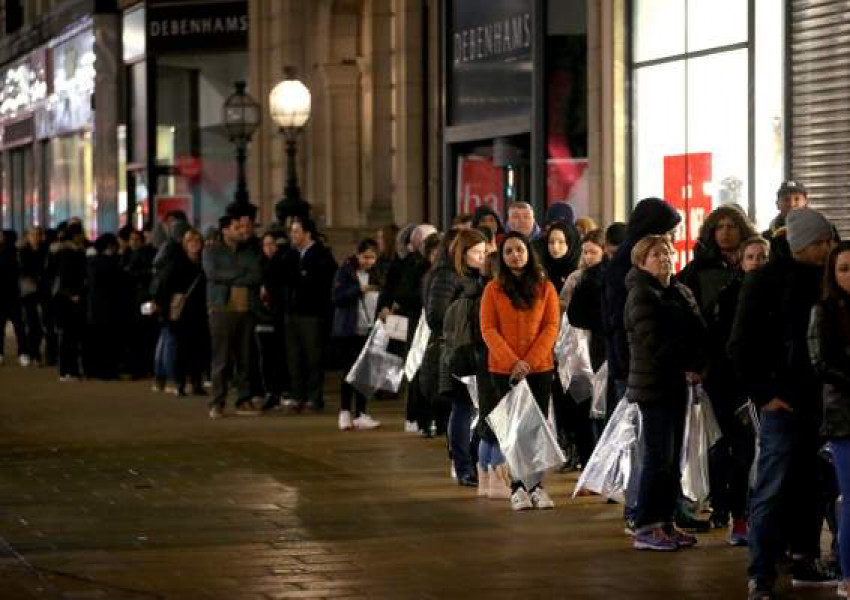 Защо лондончани се редяха на опашки пред магазините днес?