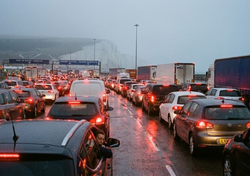 КОЛЕДЕН ХАОС НА ДУВЪР: Опашки и технически срив бележат началото на празничните пътувания