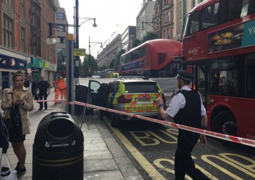 40-годишна жена, блъсната от автобус на Oxford Street, се бори за живота си