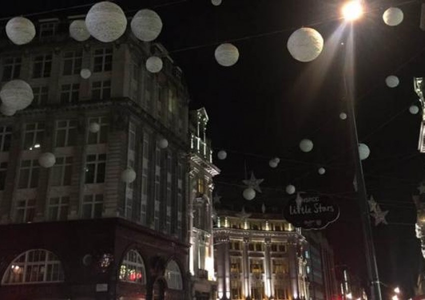 Вижте празничните светлини на улица "Оксфорд"