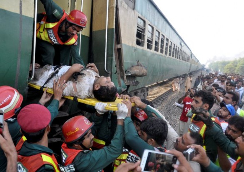 Жестока влакова катастрофа в Пакистан, има загинали