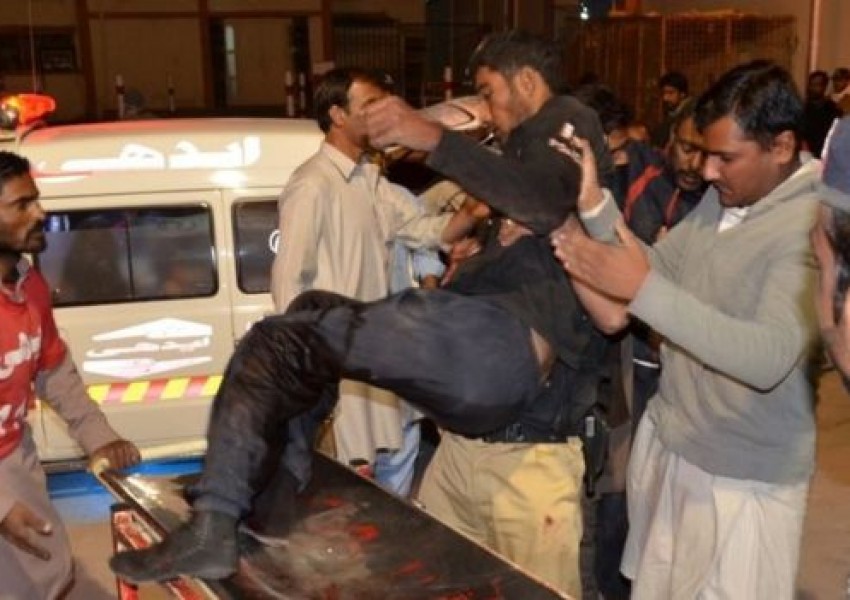 Десетки убити при самоубийствено нападение в Пакистан