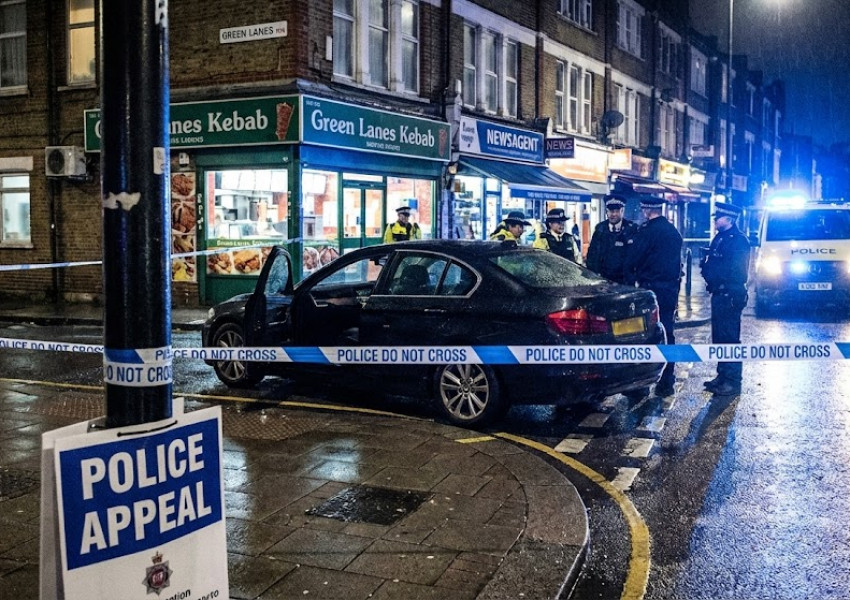 Нападение с огнестрелно и хладно оръжие в Palmers Green: Лондонската полиция издирва трима заподозрени (снимка в сайта) Нападение с огнестрелно и хладно оръжие в Palmers Green: Лондонската полиция издирва трима заподозрени (снимка в сайта)