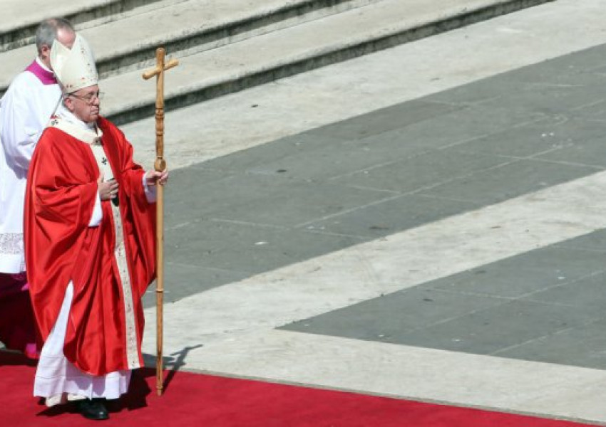 Папа Франциск изми нозете на 12 затворници  