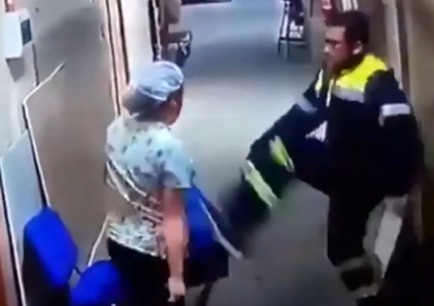 Парамедик рита бременна сестра в корема (ВИДЕО 18 +)