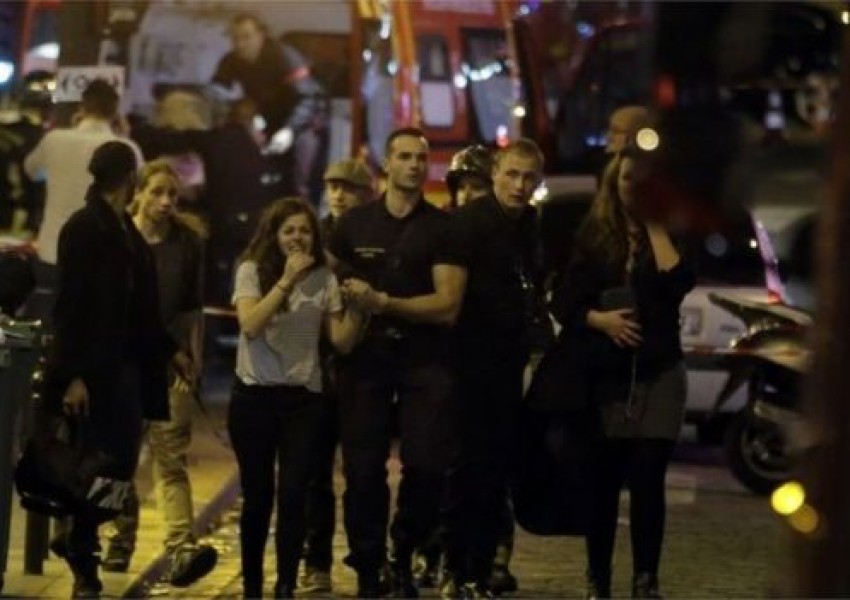 Жертвите в Париж вече са над 60, атентаторите крещели "Аллах Акбар"