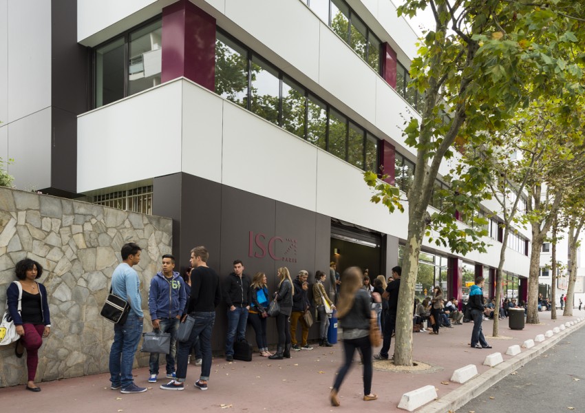 Евакуираха пет парижки гимназии 