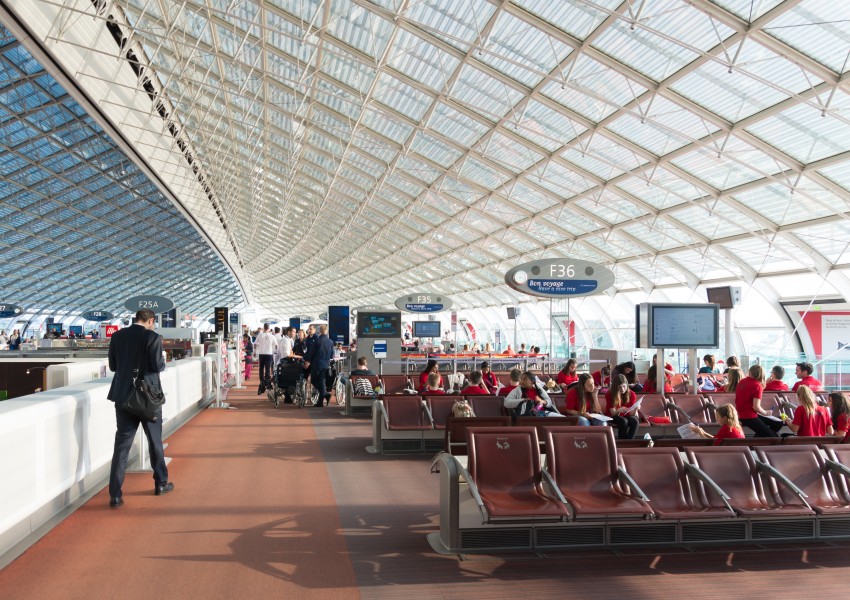 57 служители на летище "Шарл де Гол" са отстранени