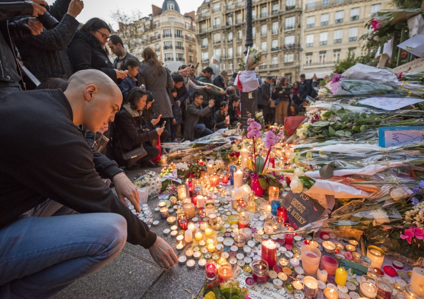 Днес Франция почита паметта на жертвите в Париж