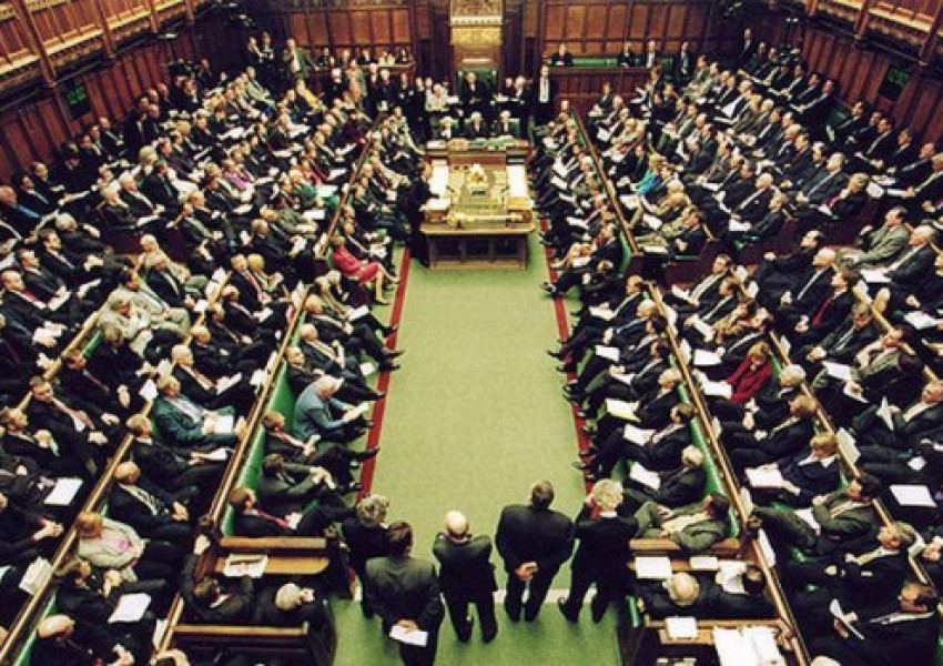 Мъж се опита да нахлуе в британския парламент