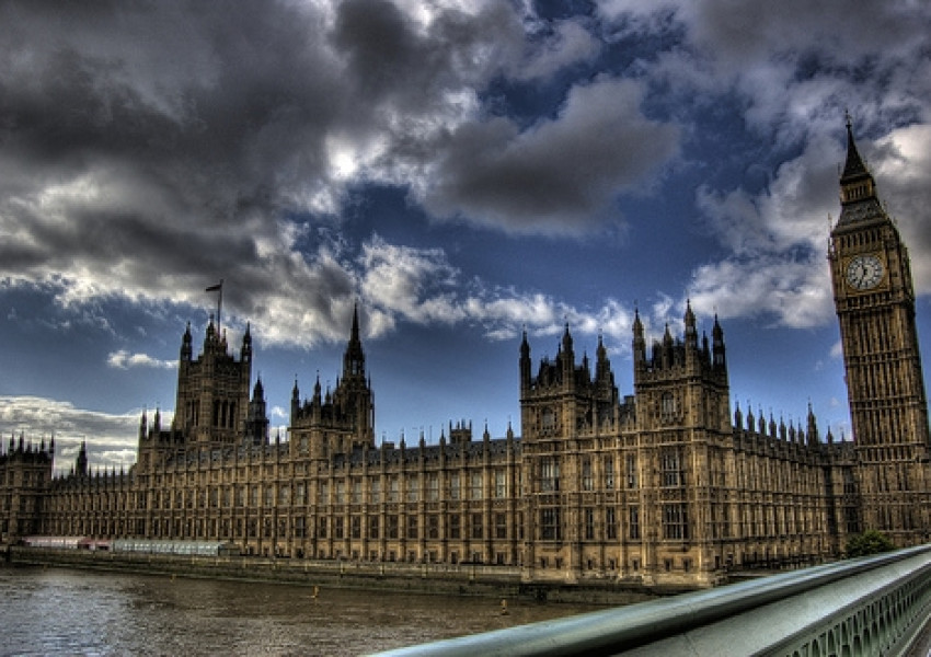 Британските депутати приеха предложение,  което ще затрудни евентуален опит  за  Брекзит без сделка
