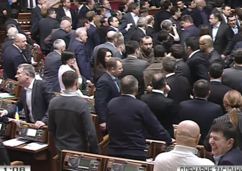 Депутати на Украйна се сбиха по време на заседание (ВИДЕО)