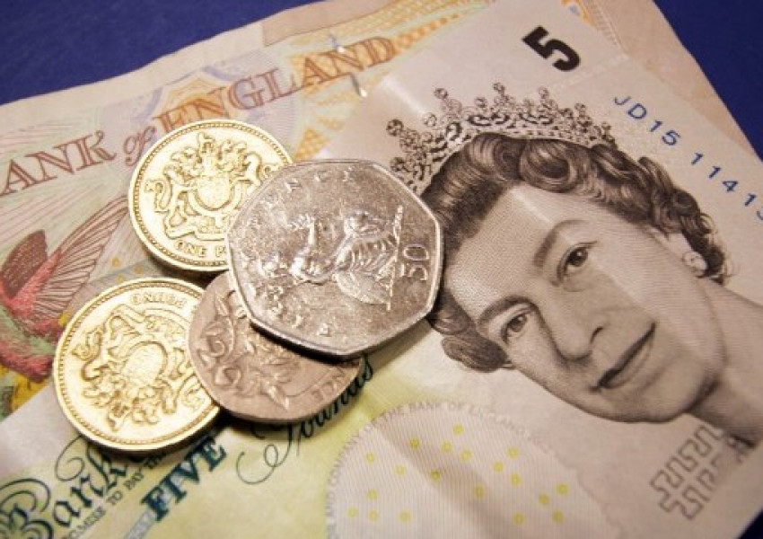 Какво се случи с паунда след края на месеца? 