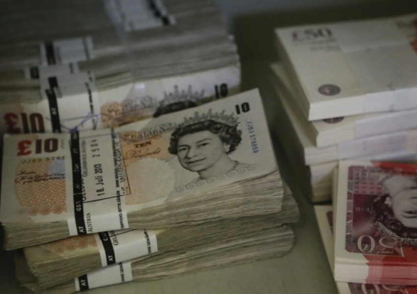 Как се движи паундът в началото на седмицата?