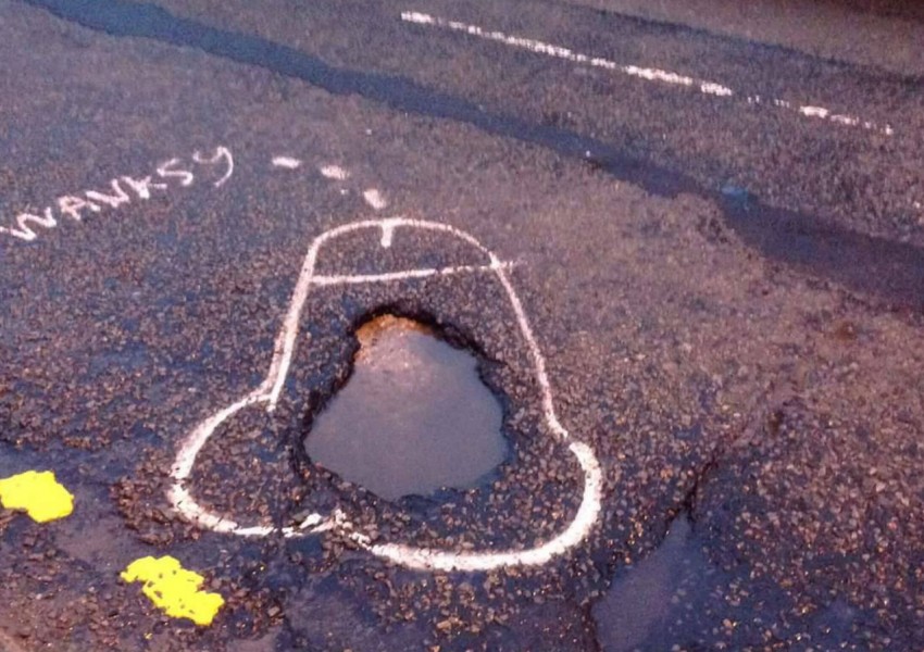 Художник рисува пениси по улични дупки в английско градче (СНИМКИ)