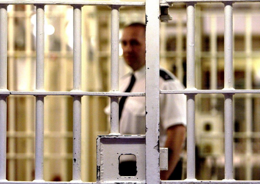 Един убит и двама ранени при кървава свада в лондонски затвор