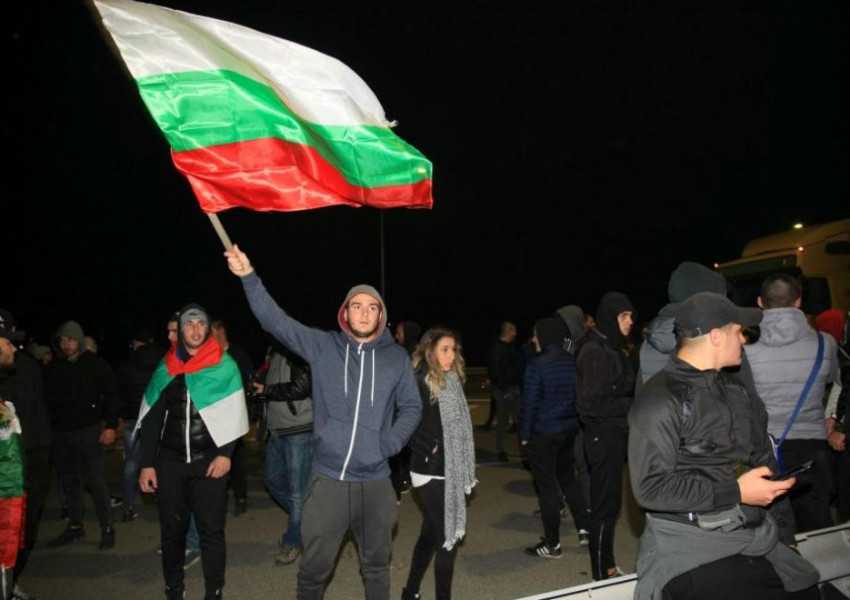 Перничани блокираха основен пътен възел